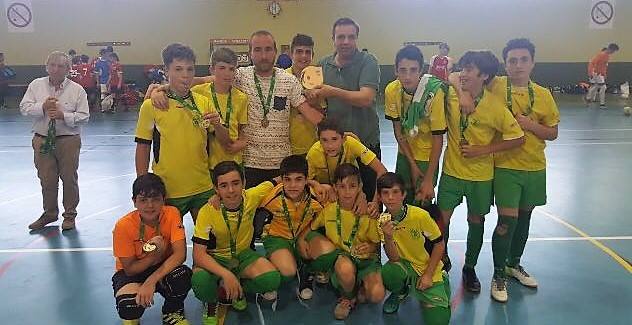 El equipo con las medallas de campeones. CEDIDA