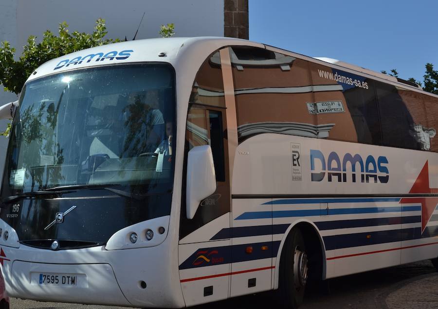 Autobús de la línea Damas entrando en la localidad. A.P
