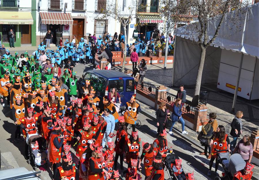 Llegada del desfile de carnaval escolar a la plaza. A.P