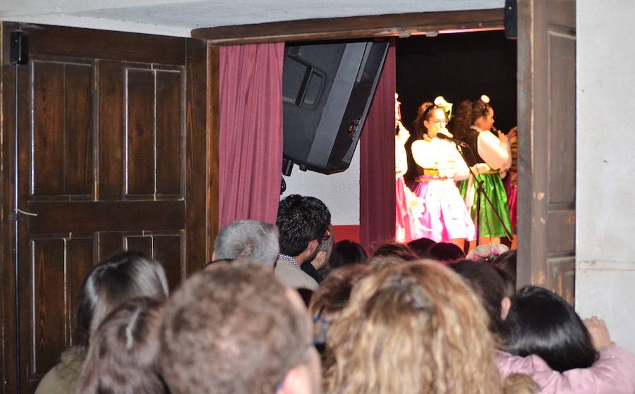 Numeroso público siguió el concurso desde la calle ante la imposibilidad de entrar en el salón de actos. A.P