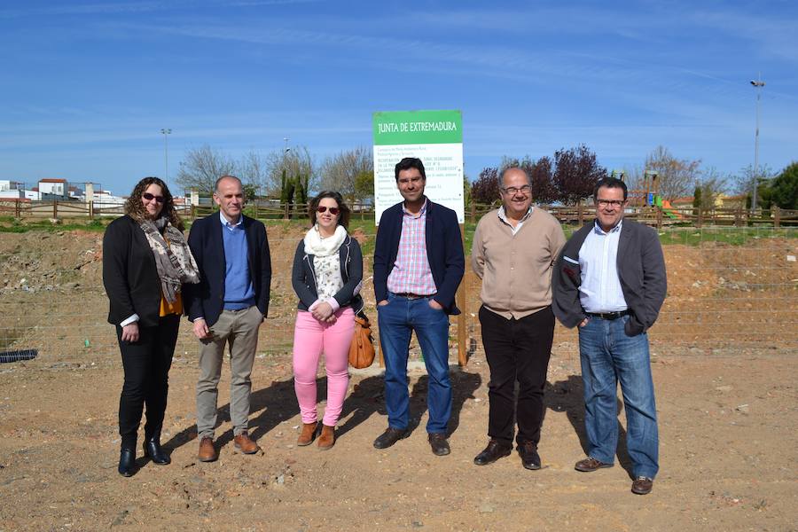 Representantes municipales y de la Junta de Extremadura en su visita a la escombrera. A.P