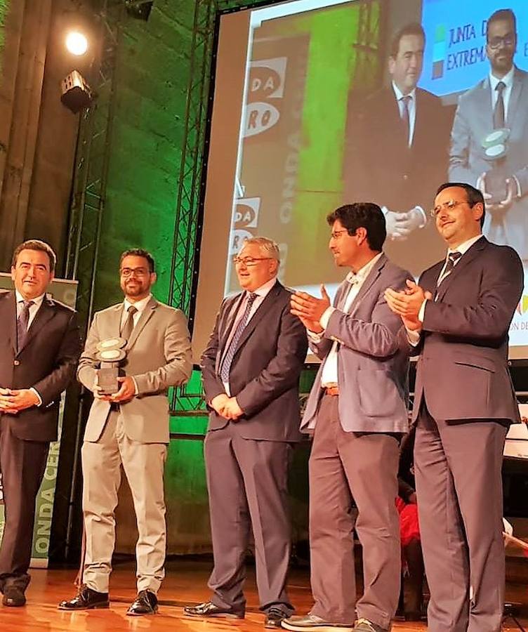 Momento de la recogida del galardon. CEDIDA