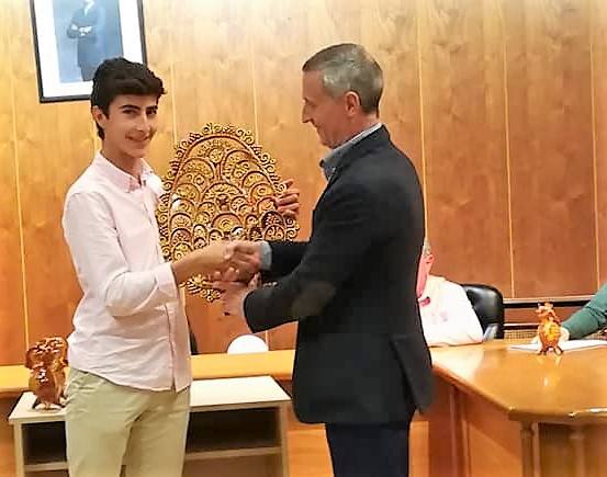 Perera recibe el trofeo del II Bolsín de Alba de Tormes. CEDIDA