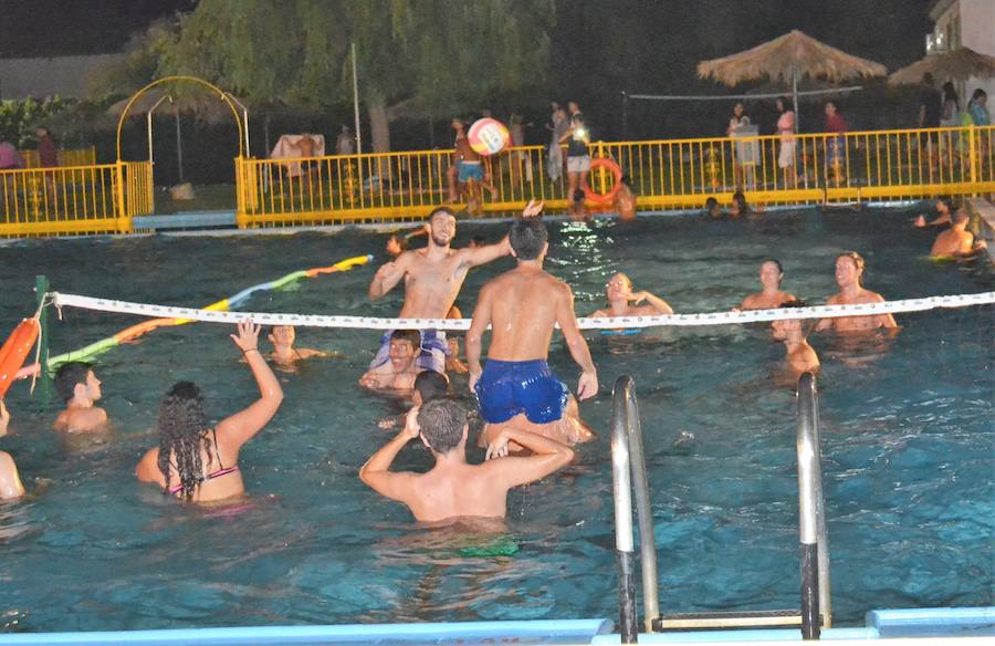 Imagen de archivo de un partido de voley en la piscina municipal. A.P