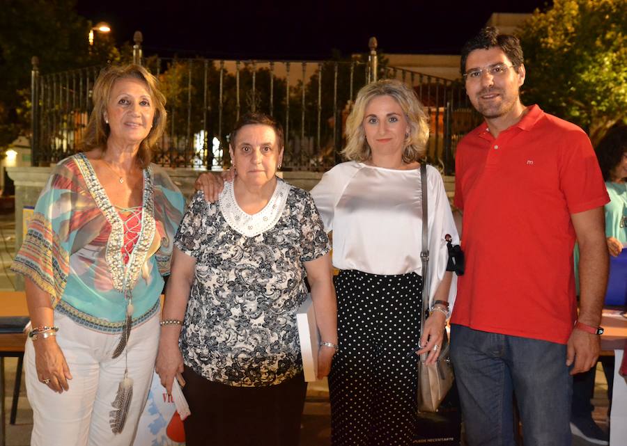 Dolores Durán, María García, Pilar Merino y el alcalde Ramón Díaz, de izquierda a derecha. A.P