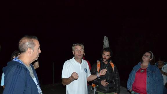 El prestigioso astrónomo José Luís Quiñones en una de sus explicaciones, imagen de archivo. A.P