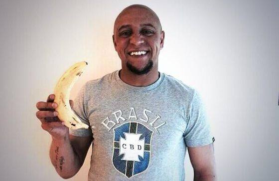 Roberto Carlos.. Deportistas y otros personajes conocidos se han sumado a Neymar en su apoyo a Dani Alves tras el gesto racista que recibió en Villarreal cuando le lanzaron un plátano durante el encuentro.