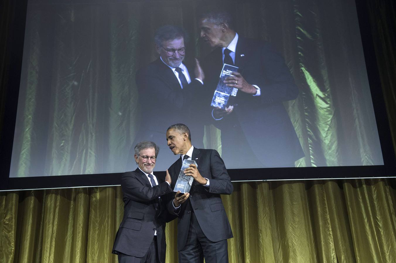 Spielberg entrega la distinción a Obama