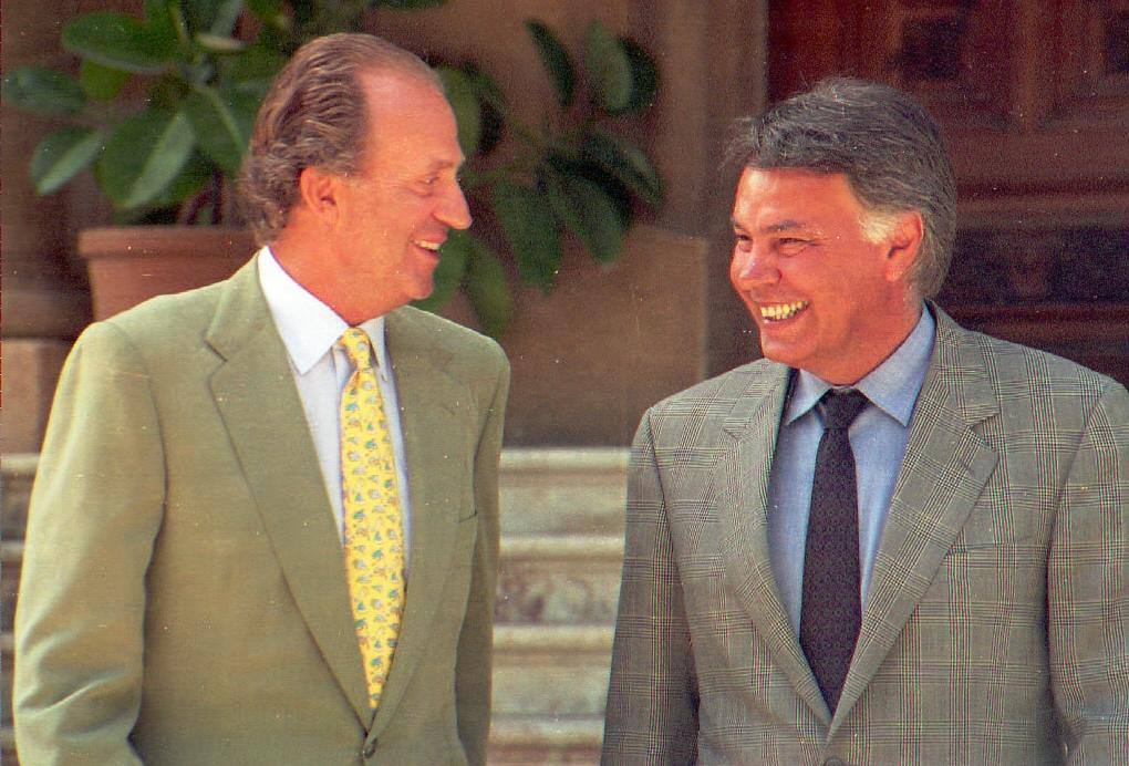 El Rey, junto a Felipe González. El Rey Juan Carlos y Adolfo Suarez, en el Palacio de Miravent.