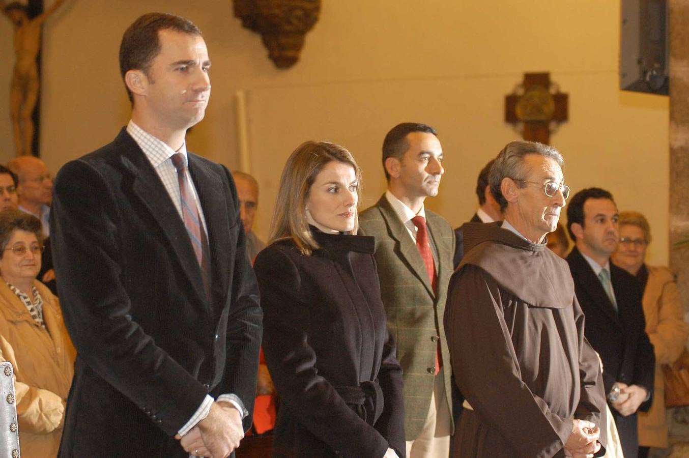 19.12.2004. El Príncipe Felipe junto a Doña Letizia en el monasterio de Guadalupe