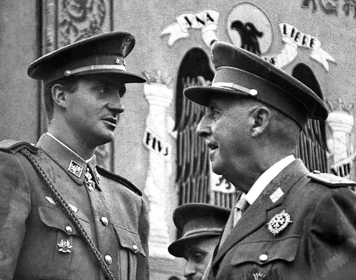 El Príncipe con Franco. El General Francisco Franco conversa junto al Principe Juan Carlos durante un desfile militar en Madrid