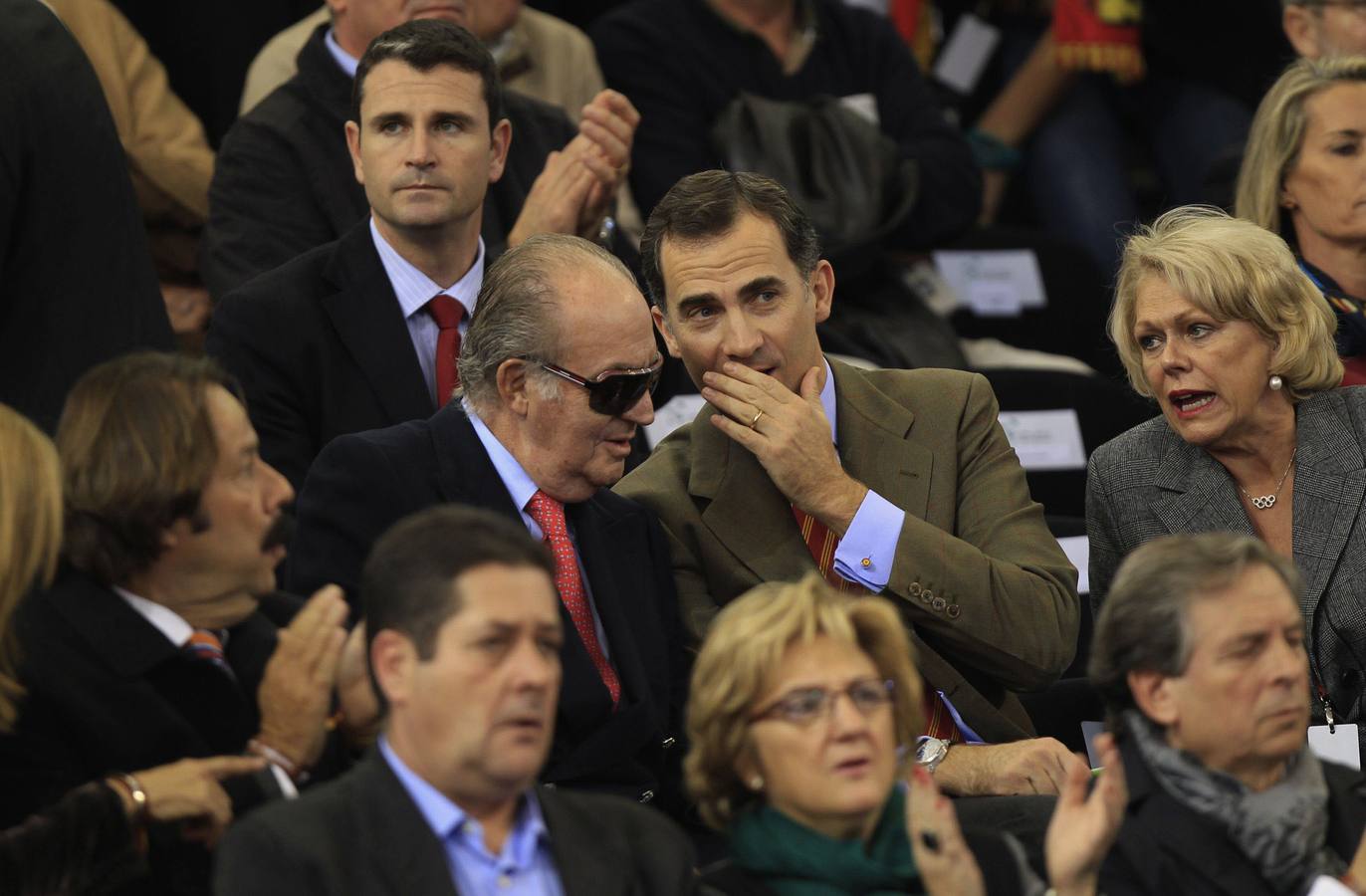 Una relación de padre e hijo. El Príncipe Felipe habla con su padre, el Rey Juan Carlos I, en las gradas de La Cartuja, durante uno de los partidos de la final de la Copa Davis de tenis (2011)