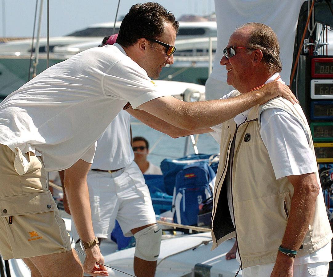 Una relación de padre e hijo. El Príncipe Felipe, a bordo del CAM, es felicitado por Su Majestad el Rey, tras ganar la Regata Breitling-Illes Balears (2005)