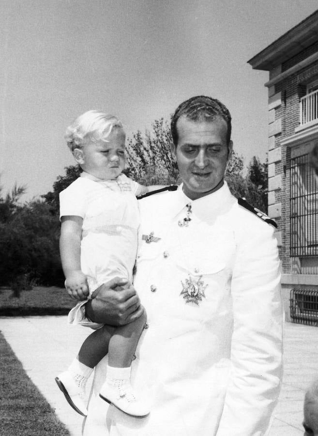 Una relación de padre e hijo. El príncipe Juan Carlos I sostiene en brazos a su hijo, Felipe de Borbón, en los jardines del Palacio de La Zarzuela (1969)