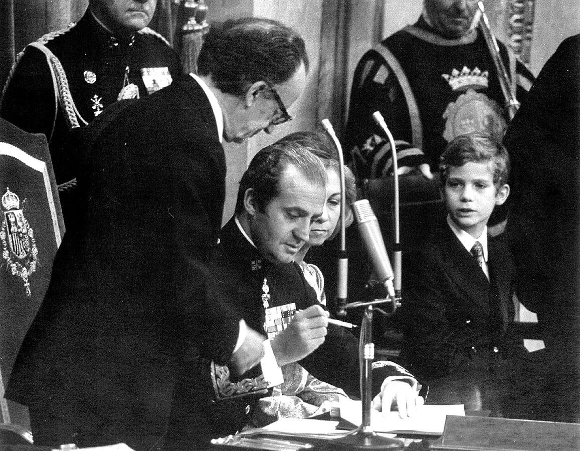 Una relación de padre e hijo. El rey Juan Carlos, acompañado de la reina y el príncipe Felipe, sanciona la Constitución con su firma (1978)