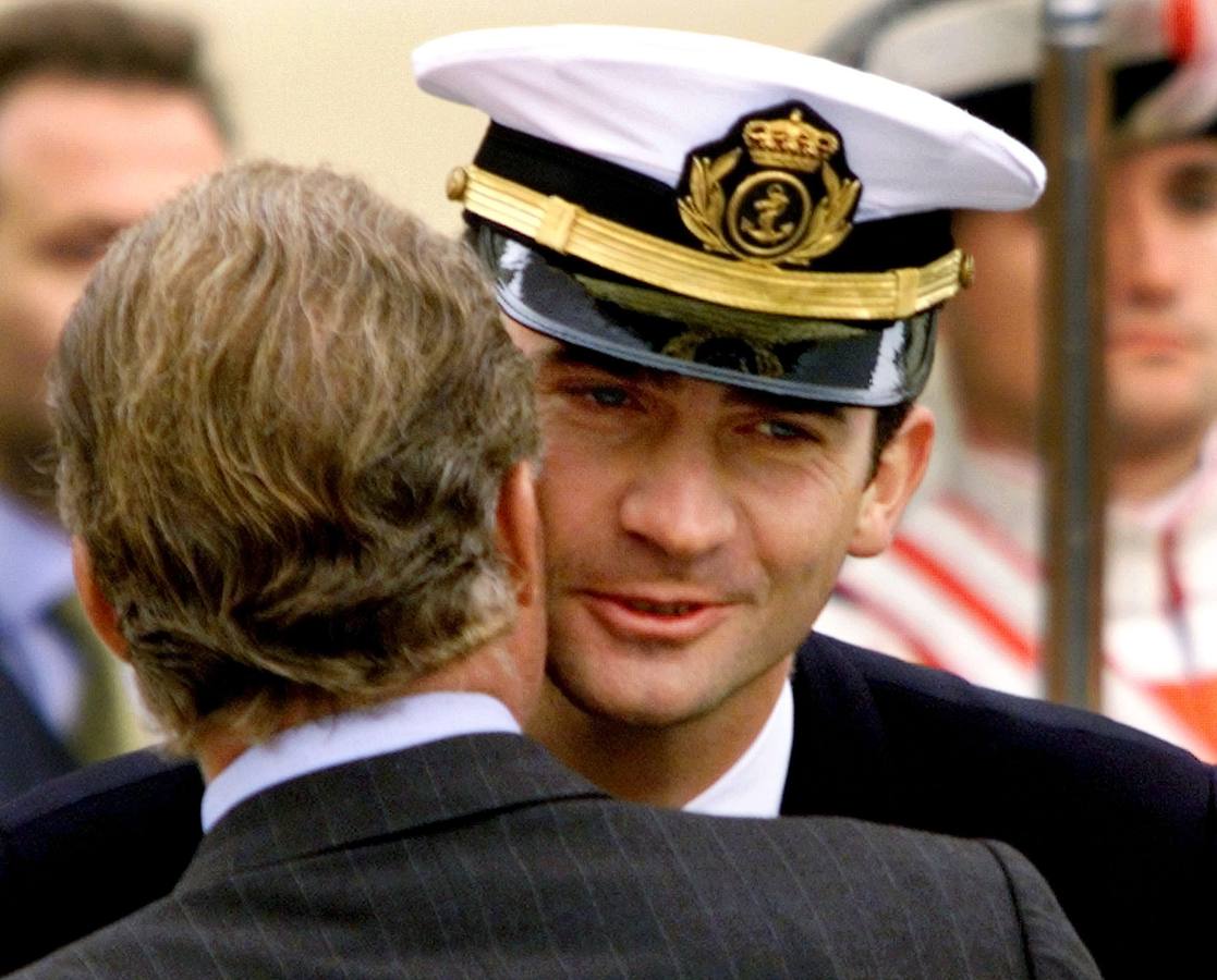 Una relación de padre e hijo. El Rey Juan Carlos besa a su hijo, el príncipe Felipe, en el Palacio de la Zarzuela