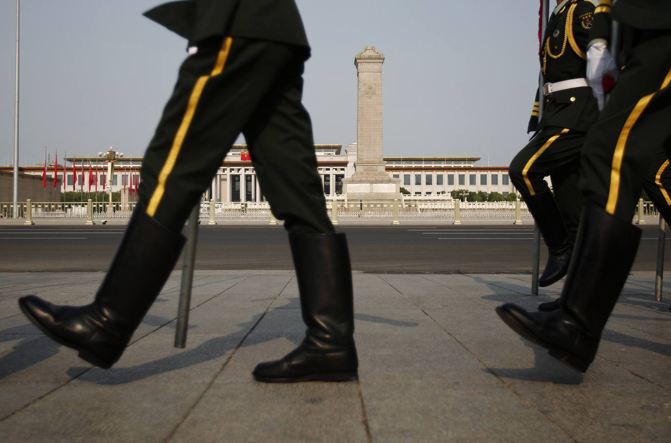 Los Guardias del Honor Chino frente al Monumento a los Héroes del Pueblo en la Plaza de Tiananmen, mientras se preparan para la ceremonia de bienvenida para el primer ministro de Kuwait, el Jeque Jaber Al-Mubarak Al-Sabah en el Gran Palacio del Pueblo en Pekín