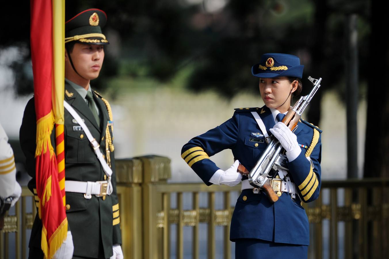 Los Guardias del Honor Chino frente al Monumento a los Héroes del Pueblo en la Plaza de Tiananmen, mientras se preparan para la ceremonia de bienvenida para el primer ministro de Kuwait, el Jeque Jaber Al-Mubarak Al-Sabah en el Gran Palacio del Pueblo en Pekín