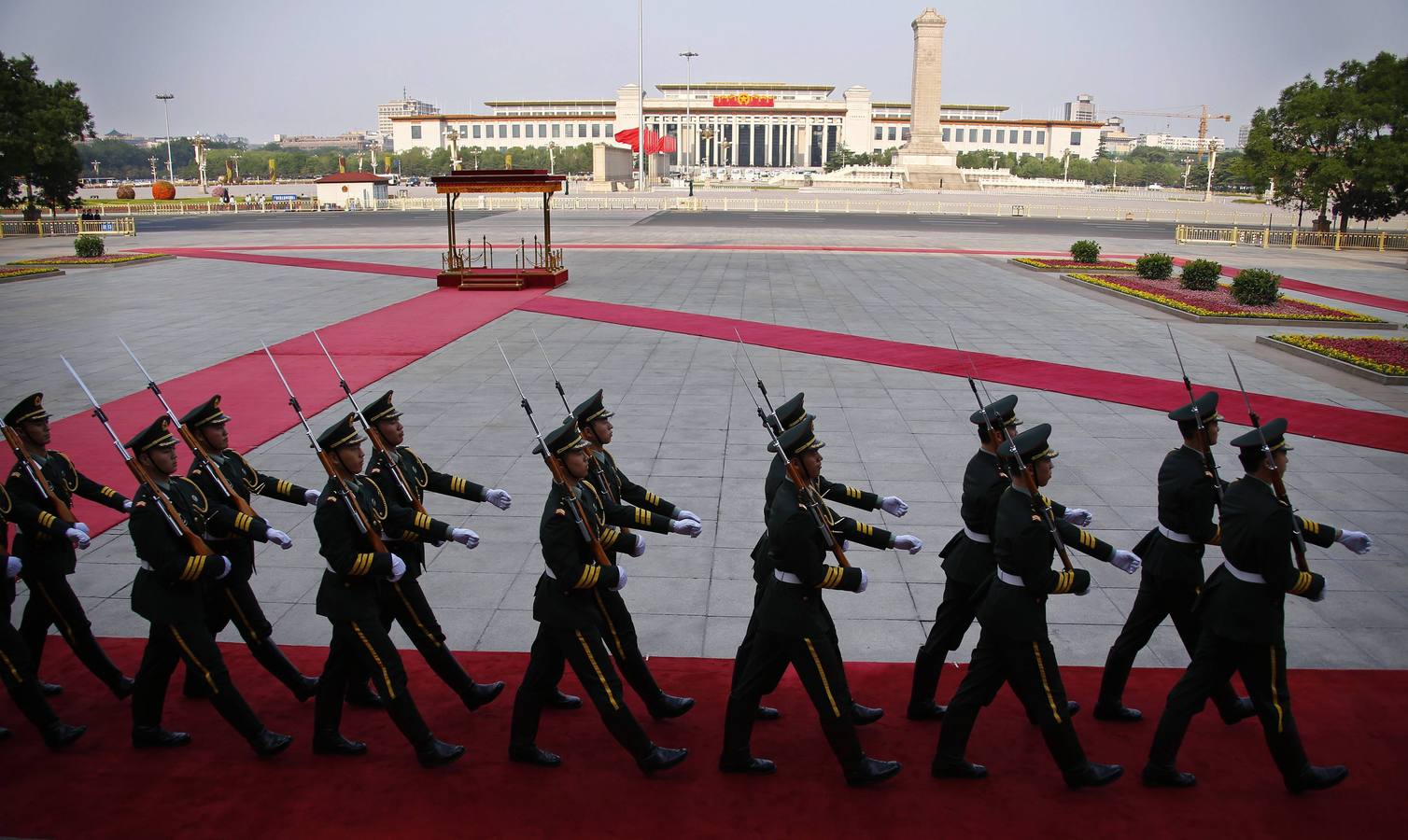 Los Guardias del Honor Chino frente al Monumento a los Héroes del Pueblo en la Plaza de Tiananmen, mientras se preparan para la ceremonia de bienvenida para el primer ministro de Kuwait, el Jeque Jaber Al-Mubarak Al-Sabah en el Gran Palacio del Pueblo en Pekín