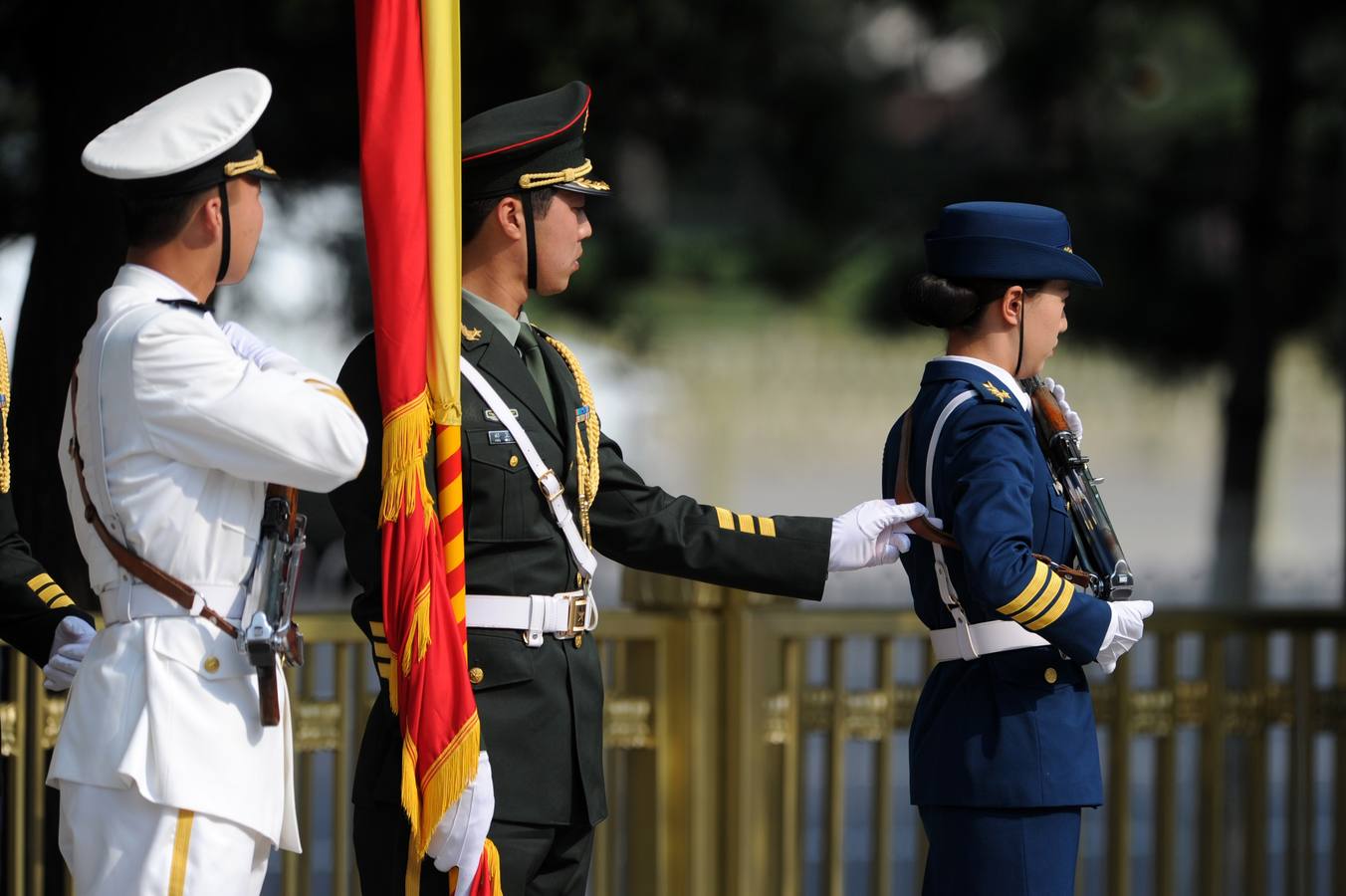 Los Guardias del Honor Chino frente al Monumento a los Héroes del Pueblo en la Plaza de Tiananmen, mientras se preparan para la ceremonia de bienvenida para el primer ministro de Kuwait, el Jeque Jaber Al-Mubarak Al-Sabah en el Gran Palacio del Pueblo en Pekín