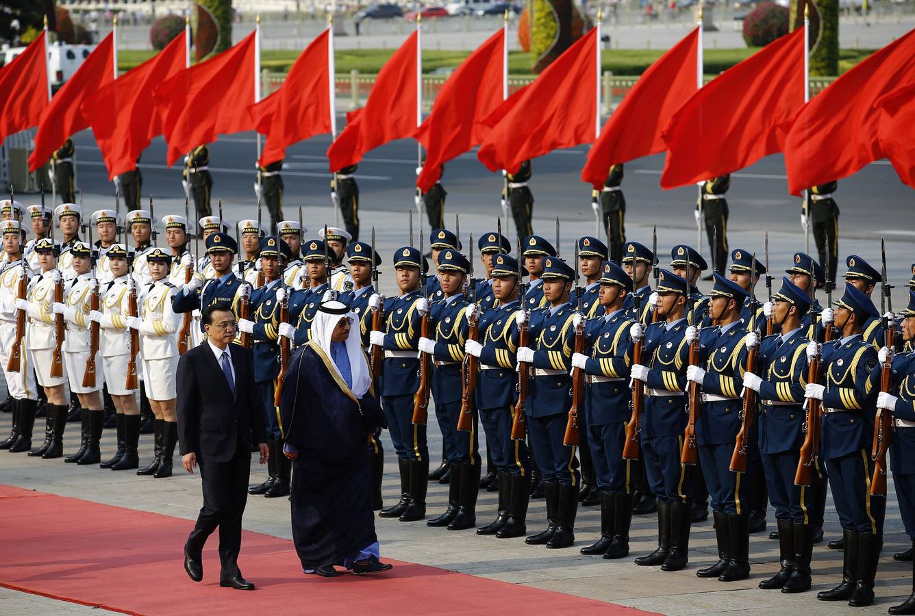 El primer ministro de Kuwait, el Jeque Jaber Al-Mubarak Al-Sabah (R) y la china Li Keqiang inspeccionan la Guardia de Honor China durante una ceremonia oficial de bienvenida en el Gran Palacio del Pueblo en Pekín