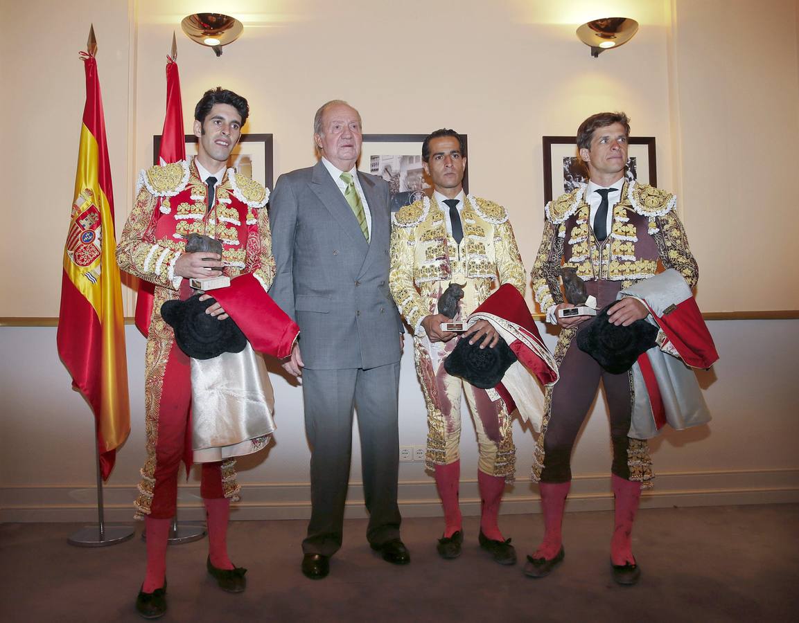 El rey Juan Carlos junto a los diestros Alejandro Talavante (i), Iván Fandiño (2d) y Julián López "El Juli" al finalizar la Corrida de Beneficencia esta tarde en la Monumental de Las Ventas