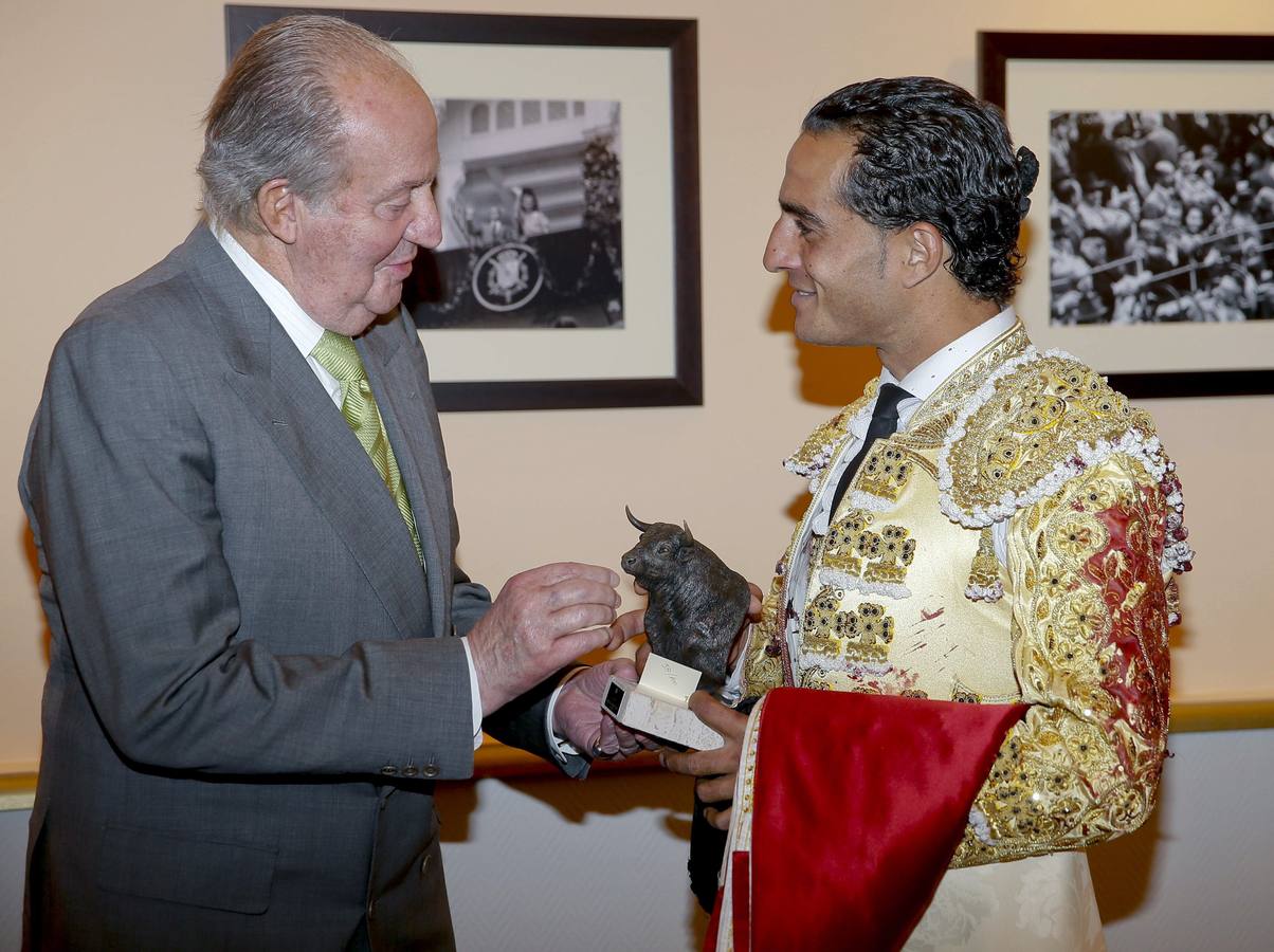 El rey Juan Carlos entrega una escultura al diestro Iván Fandiño (2d) al finalizar la Corrida de Beneficencia