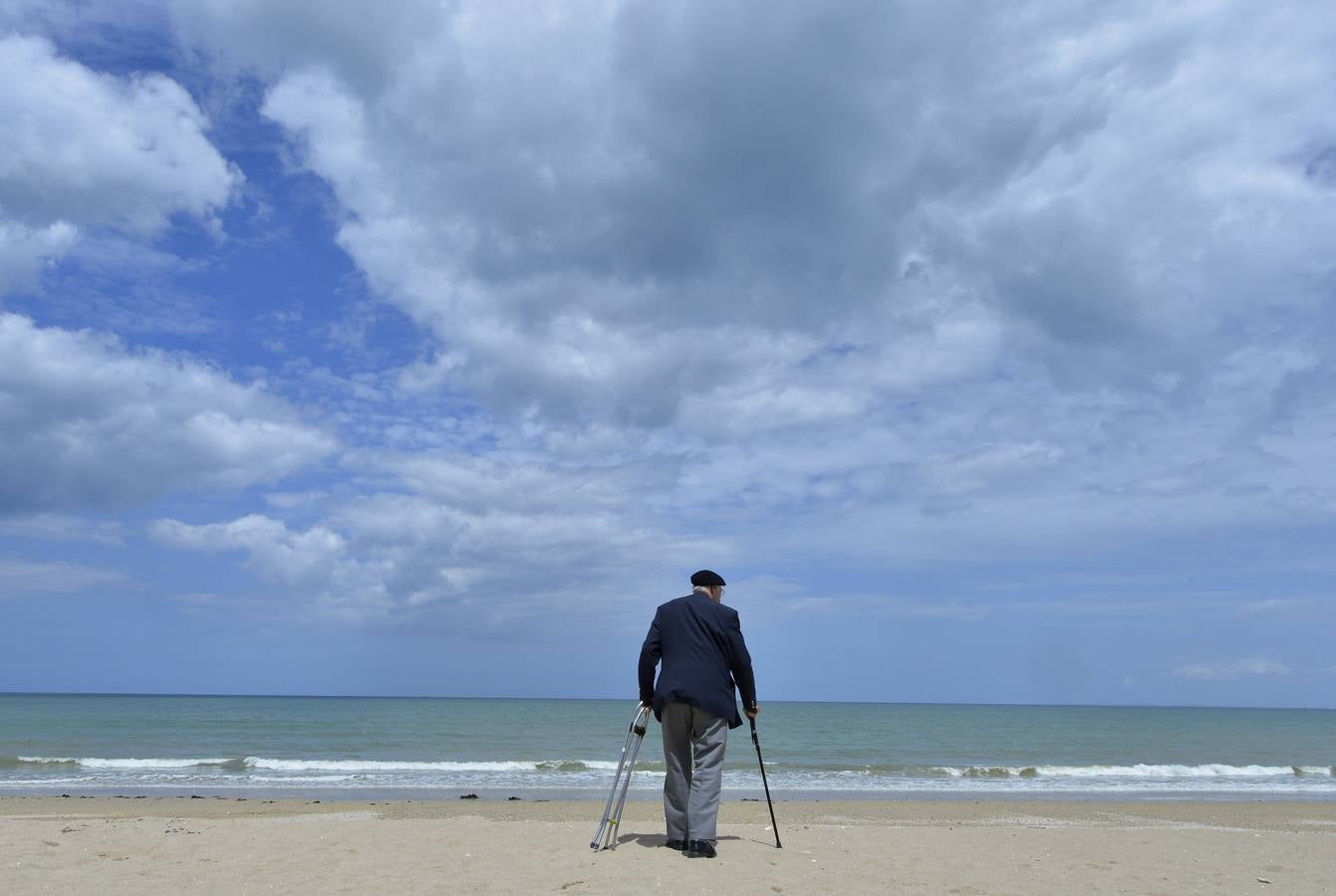 El veterano británico Gordon Smith, de 90 años de edad, camina por la playa de Sword en Hermanville-sur-Mer, en la costa de Normandía. REUTERS / Toby Melville (FRANCE - Tags: CONFLICTO ANIVERSARIO)