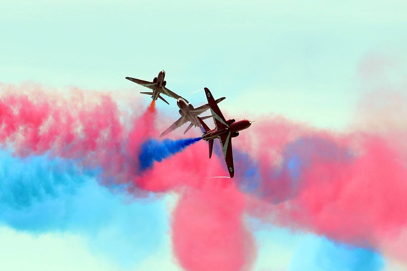 Exhibición del equipo aéreo brtánico Red Arrows durante las conmemoraciones del Día D en Portsmouth en el sur de Inglaterra. AFP PHOTO / CARL COURT