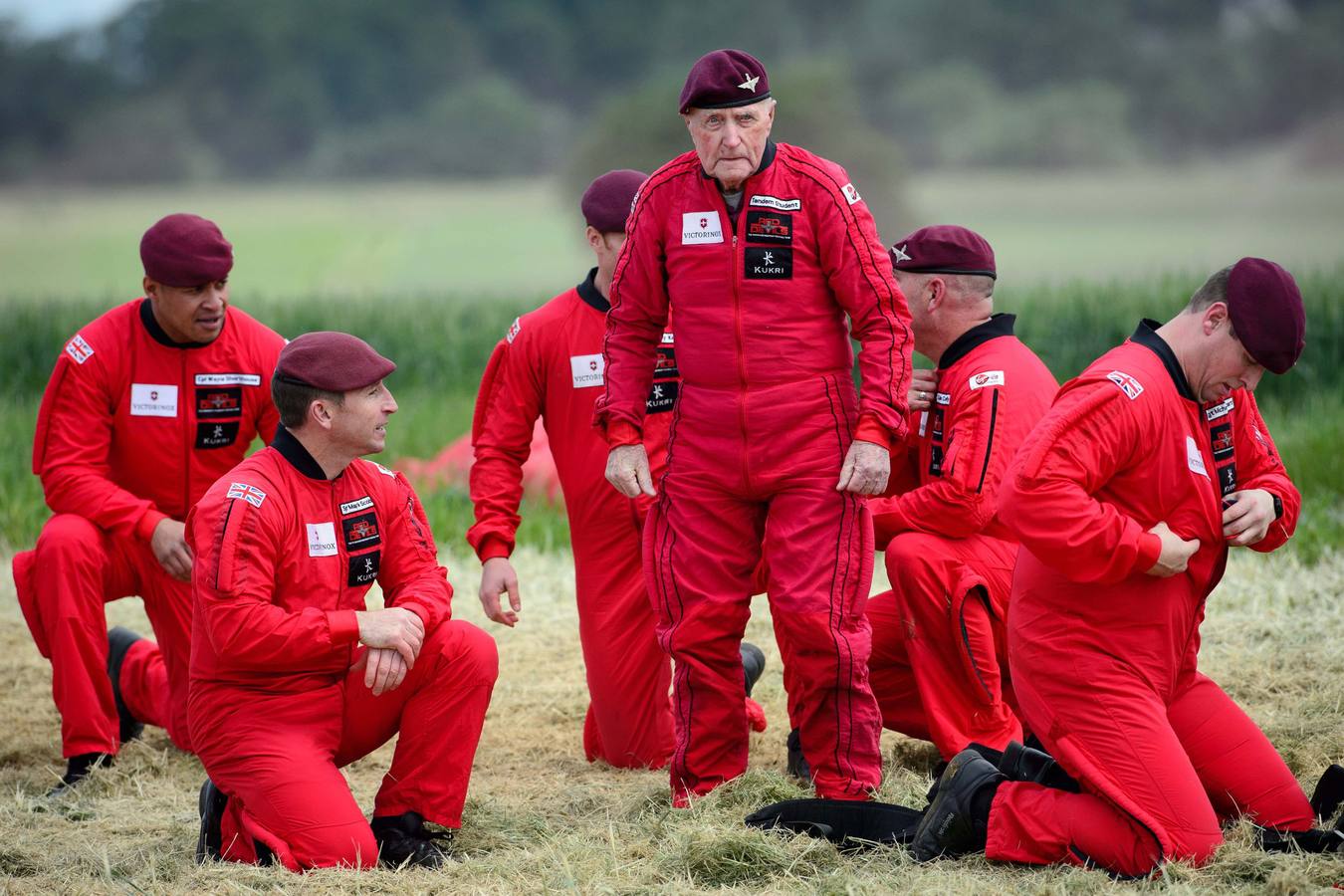 El veterano británico de la Segunda Guerra Mundial Jock Hutton (C), de 89 años de edad después de su salto en paracaidas. REUTERS / Leon Neal / Pool