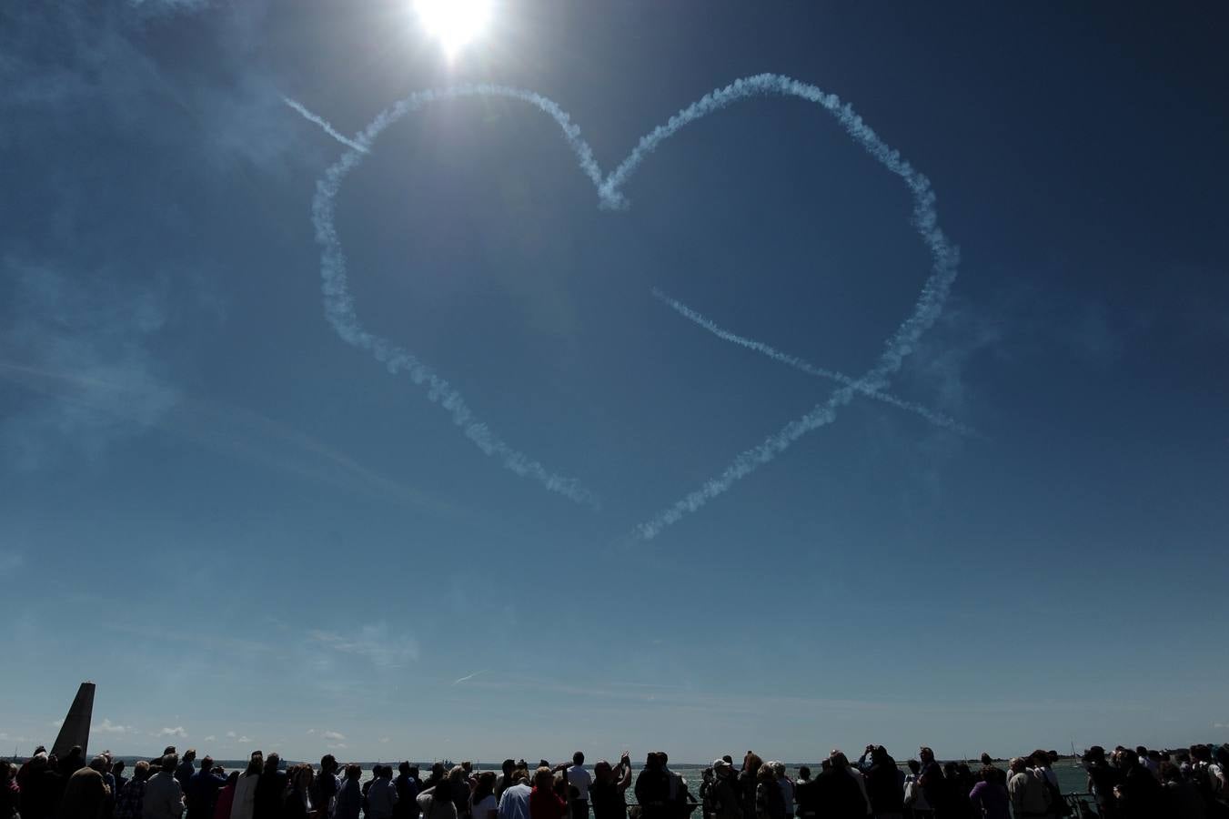 Estelas de vapor en forma de corazón creadas por el equipo acrobático Red Arrows en Portsmouth, en el sur de Inglaterra. AFP PHOTO / CARL COURT