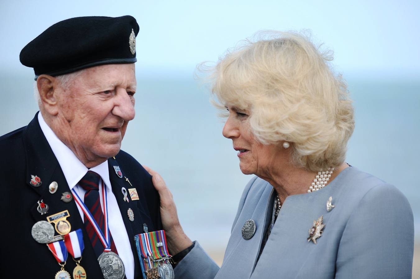 Camilla Parker Bowles (Dcha.), habla con Stanley Fields, un veterano canadiense mientras visitan la Playa de Juno, en Courseulles-sur-mer, Normandía. AFP PHOTO / Jean-Sebastien EVRARD