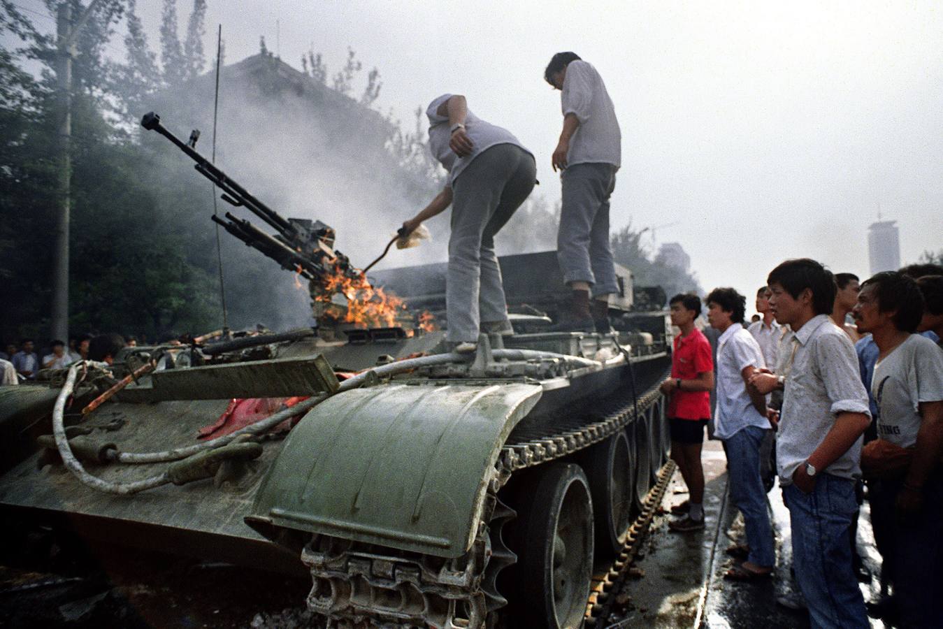 Miércoles, 4 de junio: Se cumplen 25 años de aquella masacre puso fin a casi siete semanas de protestas estudiantiles y obreras en la plaza de Tiananmen y alrededores de Pekín, en China. El régimen chino desplegó un masivo operativo policial y militar contra las protestas en el centro de Pekín. Reuters