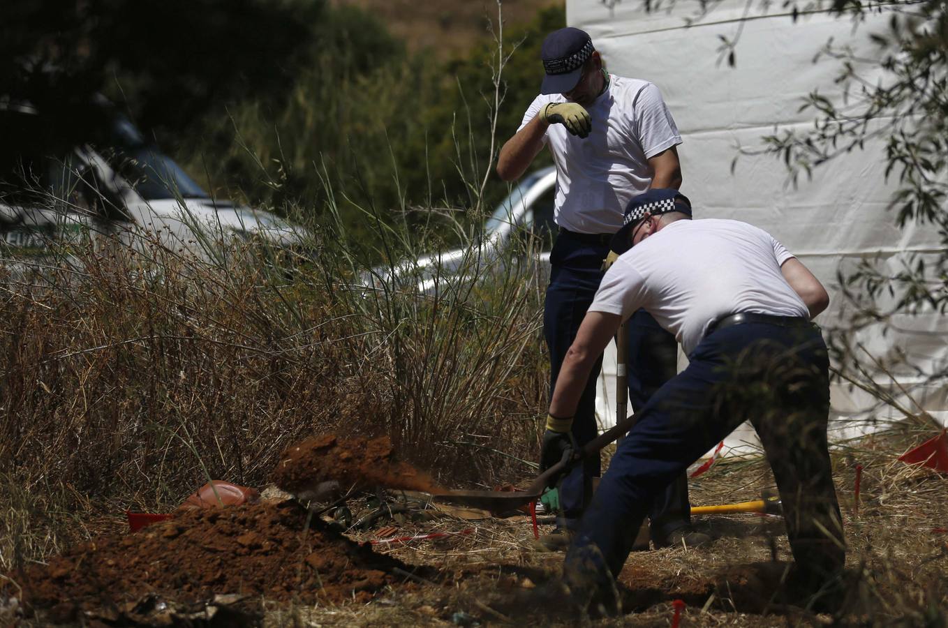 Jueves, 5 de junio: Policías británicos y portugueses continúan con la búsqueda de la pequeña desaparecida Madeleine McCann en Praia da Luz (Portugal). Agentes de la Policía portuguesa y de Scotland Yard se encuentran en suelo luso para colaborar en una nueva búsqueda de Madeleine McCann en los alrededores de la zona del sur de Portugal donde desapareció hace más de siete años. Reuters