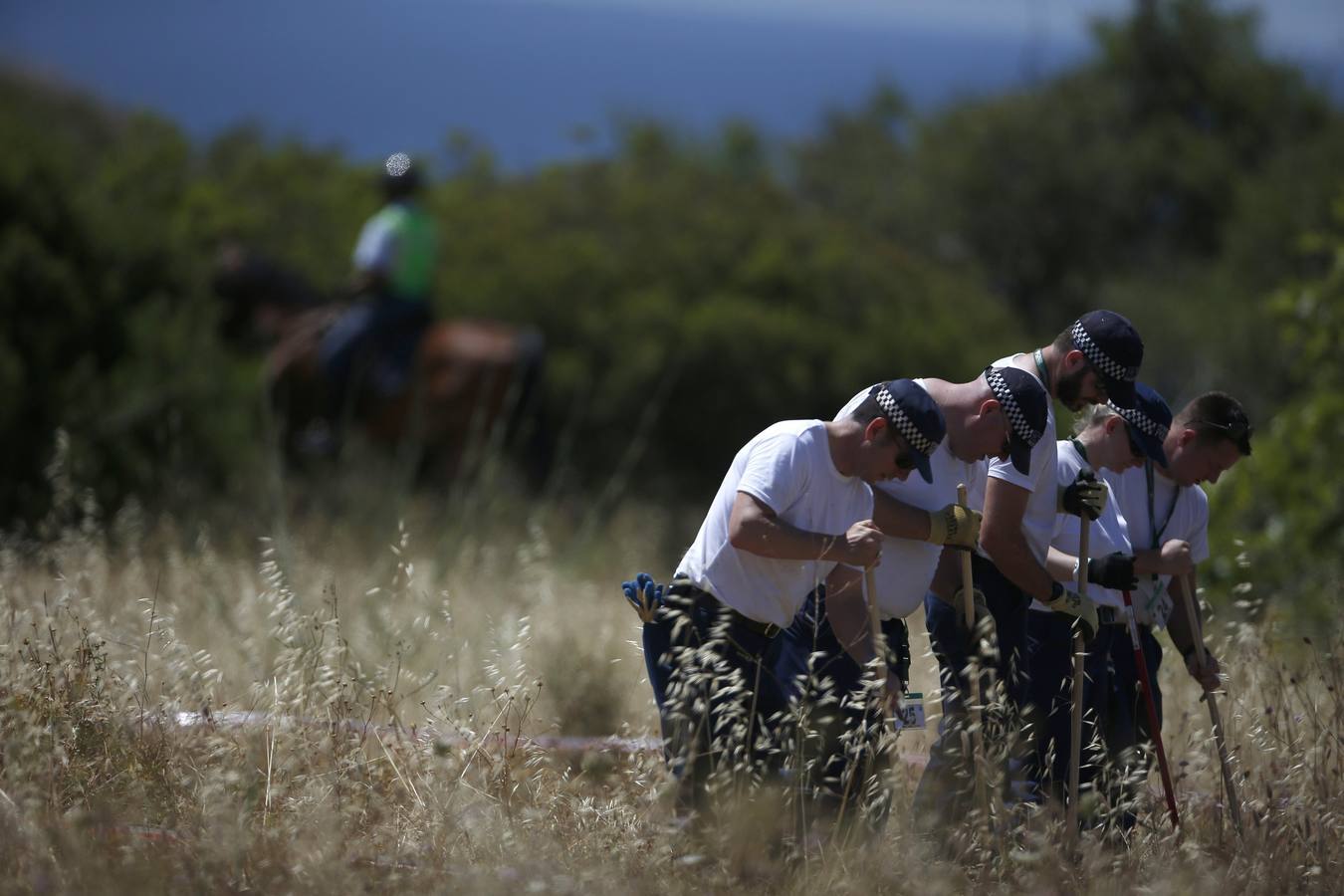 Jueves, 5 de junio: Policías británicos y portugueses continúan con la búsqueda de la pequeña desaparecida Madeleine McCann en Praia da Luz (Portugal). Agentes de la Policía portuguesa y de Scotland Yard se encuentran en suelo luso para colaborar en una nueva búsqueda de Madeleine McCann en los alrededores de la zona del sur de Portugal donde desapareció hace más de siete años. Reuters