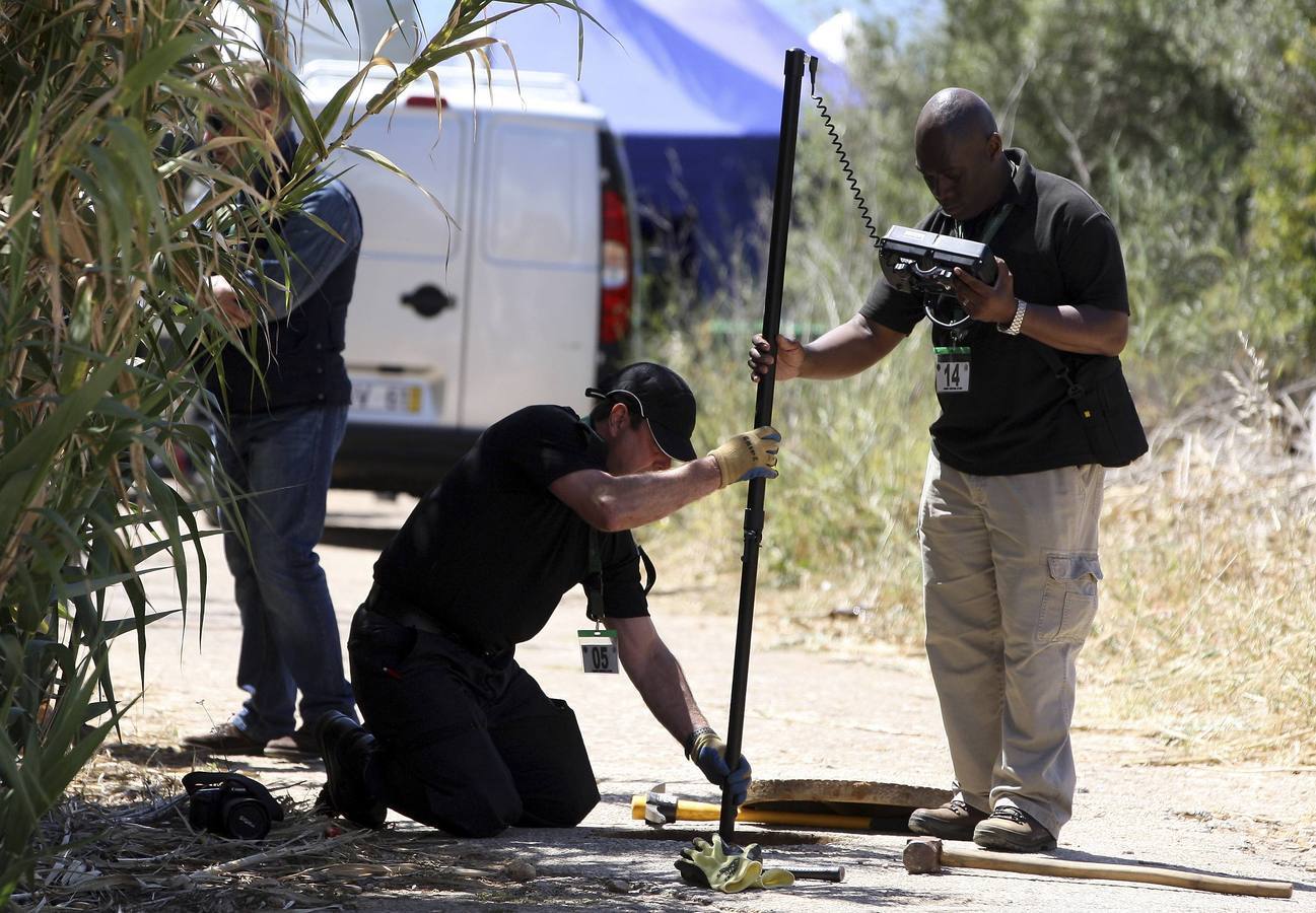 Jueves, 5 de junio: Policías británicos y portugueses continúan con la búsqueda de la pequeña desaparecida Madeleine McCann en Praia da Luz (Portugal). Agentes de la Policía portuguesa y de Scotland Yard se encuentran en suelo luso para colaborar en una nueva búsqueda de Madeleine McCann en los alrededores de la zona del sur de Portugal donde desapareció hace más de siete años. Reuters