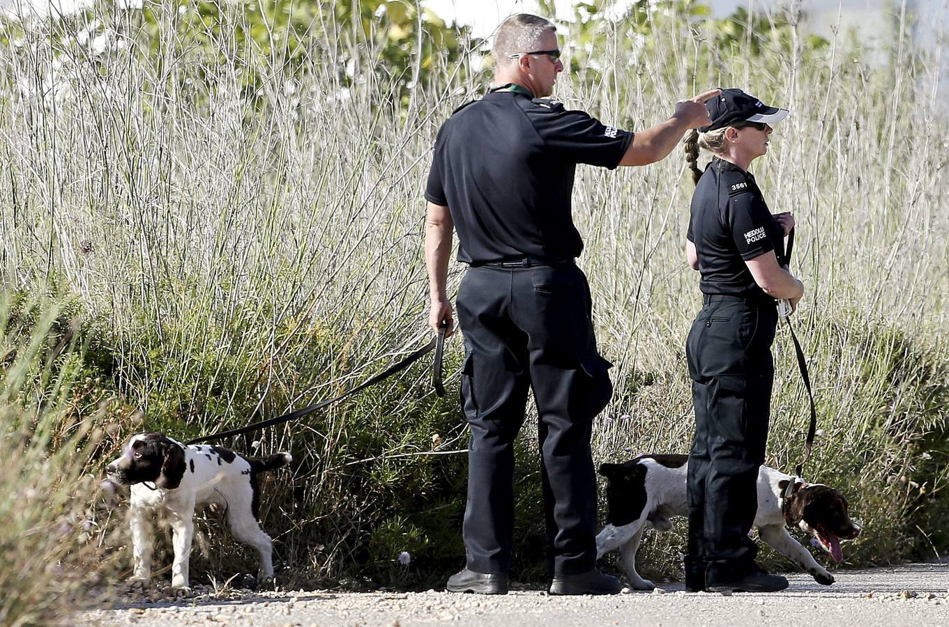 Jueves, 5 de junio: Policías británicos y portugueses continúan con la búsqueda de la pequeña desaparecida Madeleine McCann en Praia da Luz (Portugal). Agentes de la Policía portuguesa y de Scotland Yard se encuentran en suelo luso para colaborar en una nueva búsqueda de Madeleine McCann en los alrededores de la zona del sur de Portugal donde desapareció hace más de siete años. Reuters