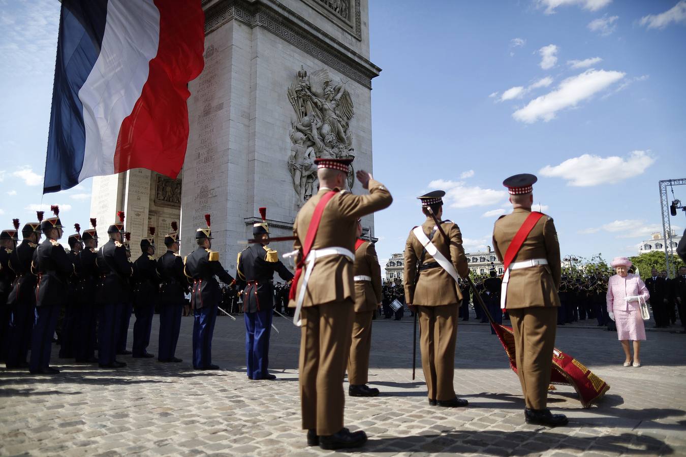 Viernes, 7 de junio: Durante esta semana se celebran los actos de conmemoración del 70 aniversario de la gran operación militar realizada por los ejércitos aliados contra los nazis en las playas de Normandía. Hoy más de 3000 veteranos que participaron en aquella campaña militar regresaron a las diferentes playas de la costa norte de Francia para recordar el día D y ser homenajeados. AFP PHOTO / POOL / CHARLES PLATIAU