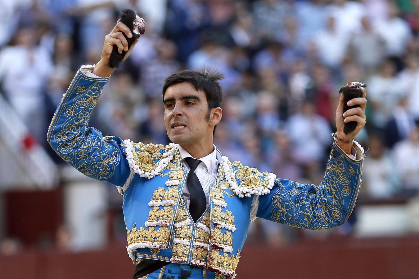 Martes, 3 de junio. El diestro Miguel Ángel Perera tras cortar dos orejas a su segundo en el vigésimo quinto festejo de la Feria de San Isidro celebrado hoy en la Monumental de Las Ventas, en el que ha compartido cartel con Antonio Ferrera y Diego Urdiales, y se han lidiado reses de Adolfo Martín. EFE/JuanJo Martín