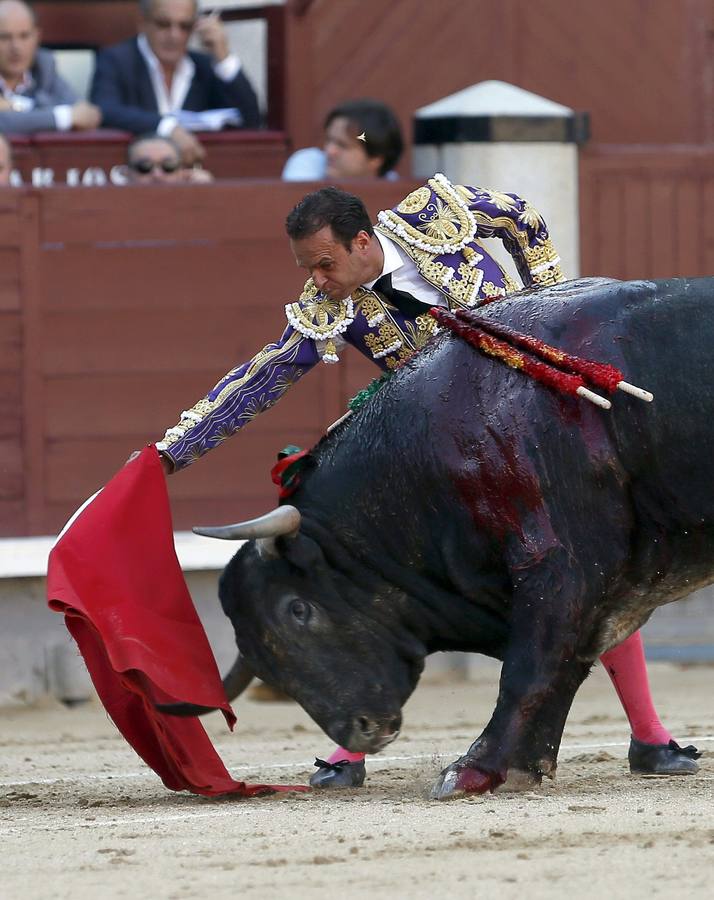 Martes, 3 de junio. El diestro Antonio Ferrera en su faena de muleta al primero de su lote durante el vigésimo quinto festejo de la Feria de San Isidro celebrado en la Monumental de Las Ventas, donde ha compartido cartel con Diego Urdiales y Miguel Ángel Perera, y se han lidiado reses de Adolfo Martín. EFE/JuanJo Martín