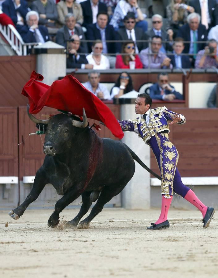 Martes, 3 de junio. El diestro Antonio Ferrera en su faena de muleta al primero de su lote durante el vigésimo quinto festejo de la Feria de San Isidro celebrado en la Monumental de Las Ventas, donde ha compartido cartel con Diego Urdiales y Miguel Ángel Perera, y se han lidiado reses de Adolfo Martín. EFE/JuanJo Martín