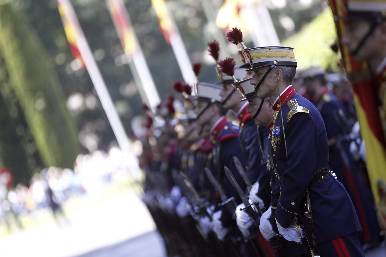 Una compañía de la Guardía Real rinde los Honores de Ordenanza antes del inicio del homenaje ante el monumento a los caídos en la madrileña plaza de la Lealtad, donde tuvo lugar el acto central de la celebración del Día de las Fuerzas Armadas que preside el rey Juan Carlos, acompañado de la reina Sofía y los Príncipes de Asturias. EFE/Javier Lizón