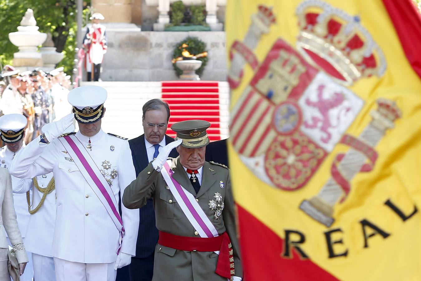 Sábado, 7 de junio: El rey Juan Carlos y el Príncipe de Asturias, durante el homenaje a los caídos ante el monumento levantado en su honor y donde una llama permanece encendida de forma permanente, en el acto central de la celebración del Día de las Fuerzas Armadas que tuvo lugar en la madrileña plaza de la Lealtad. EFE/Javier Lizón