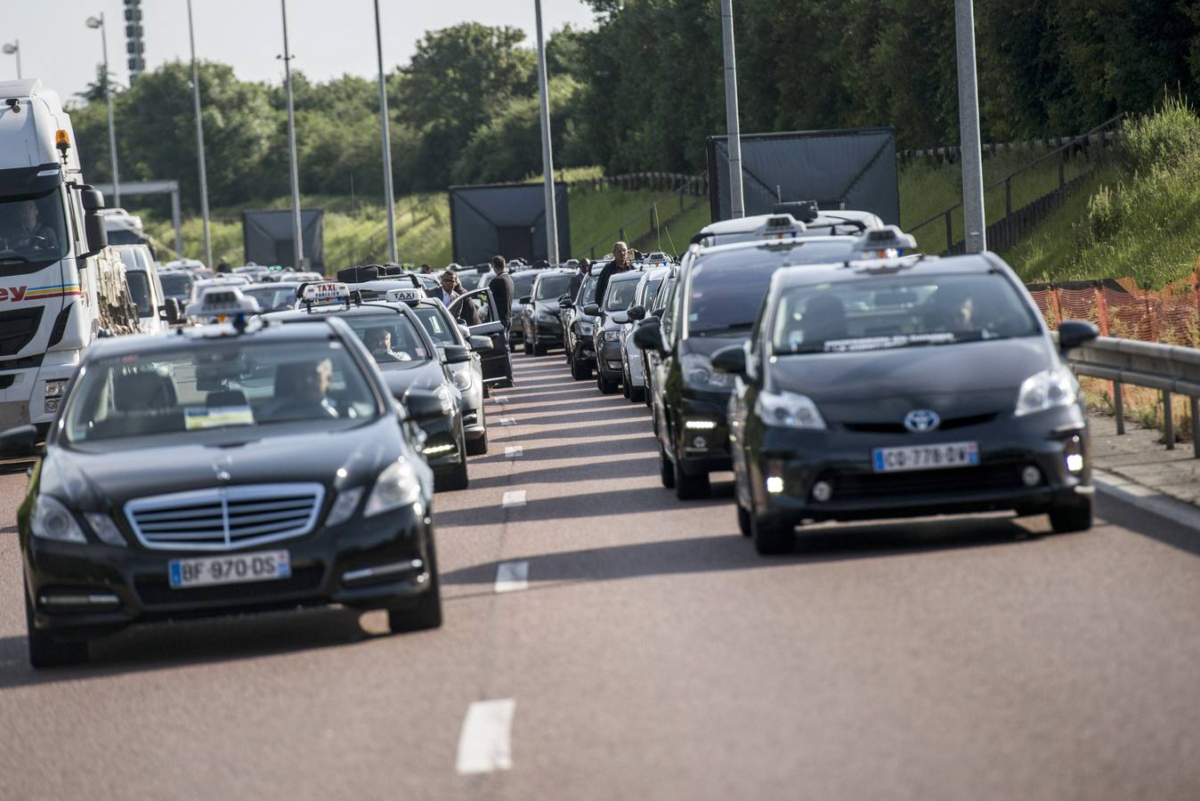 Los taxis europeos suben la bandera contra Uber