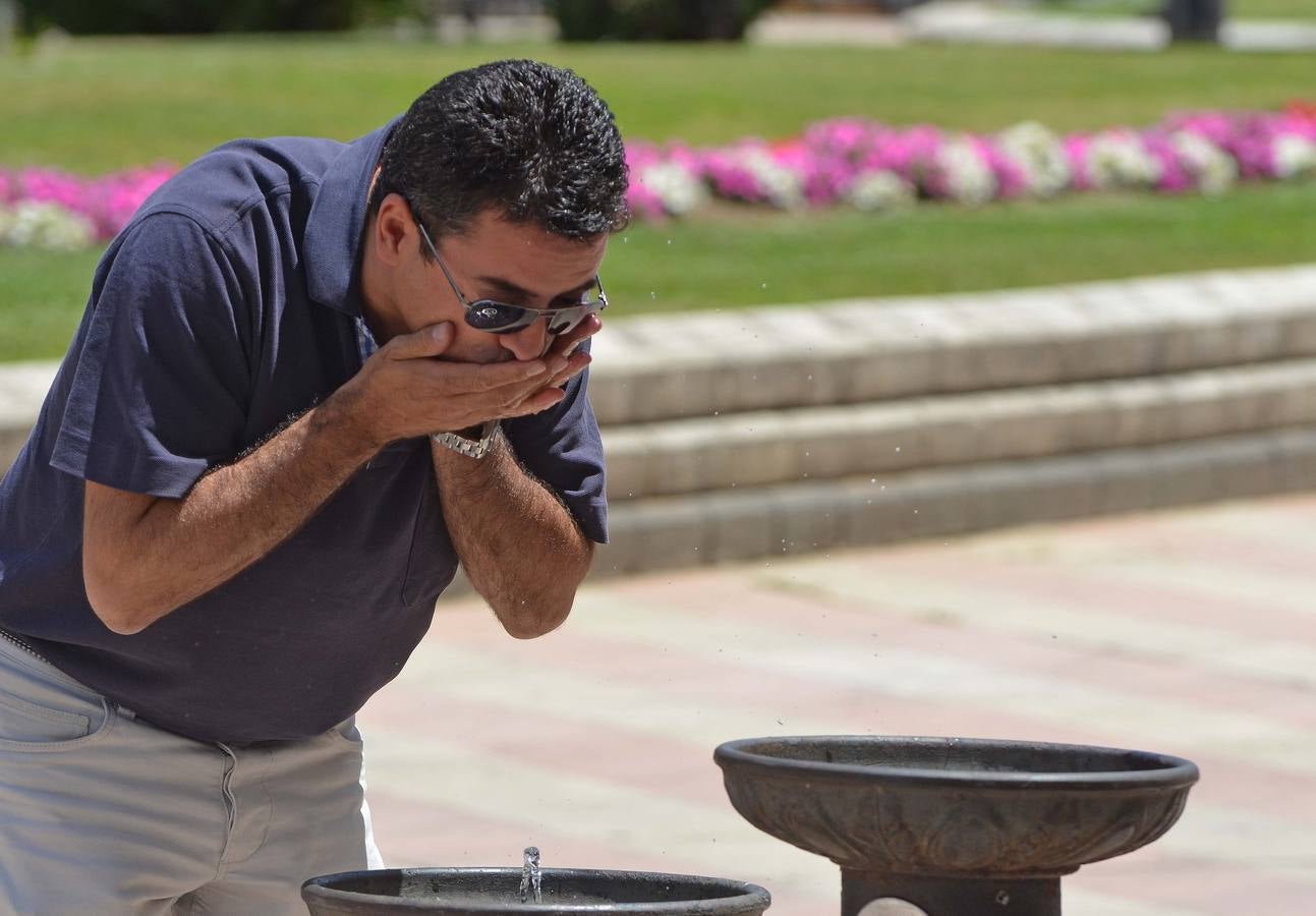 Un hombre bebe agua en la fuente de la Pla de San Atón en Badajoz. Foto: Casimiro Moreno