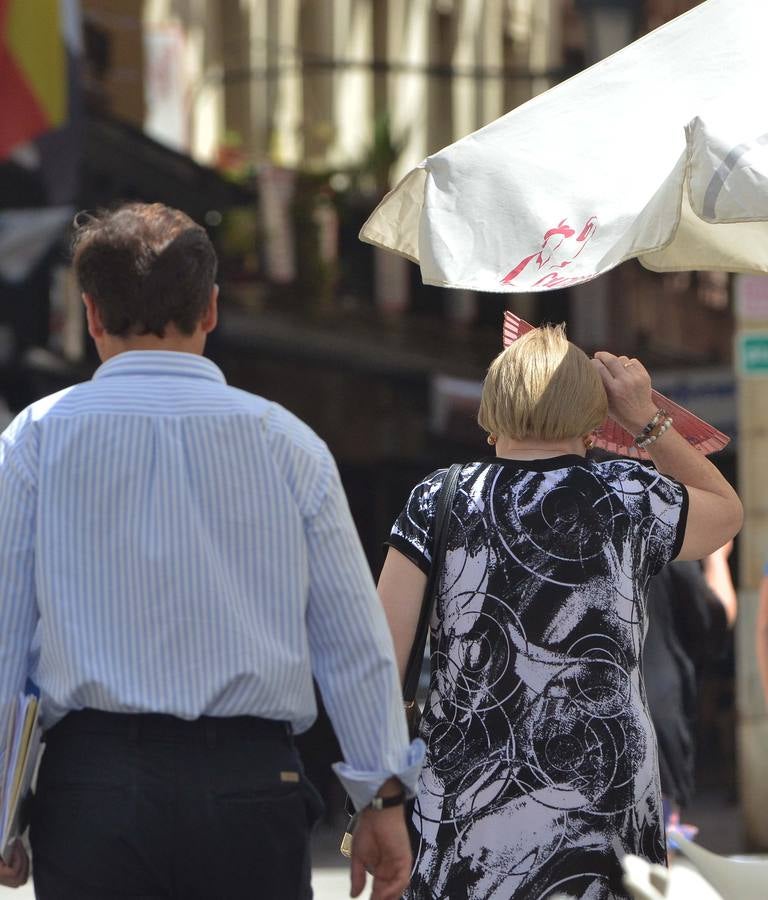 Una señora se tapa con abanico el sol. Foto: Casimiro Moreno
