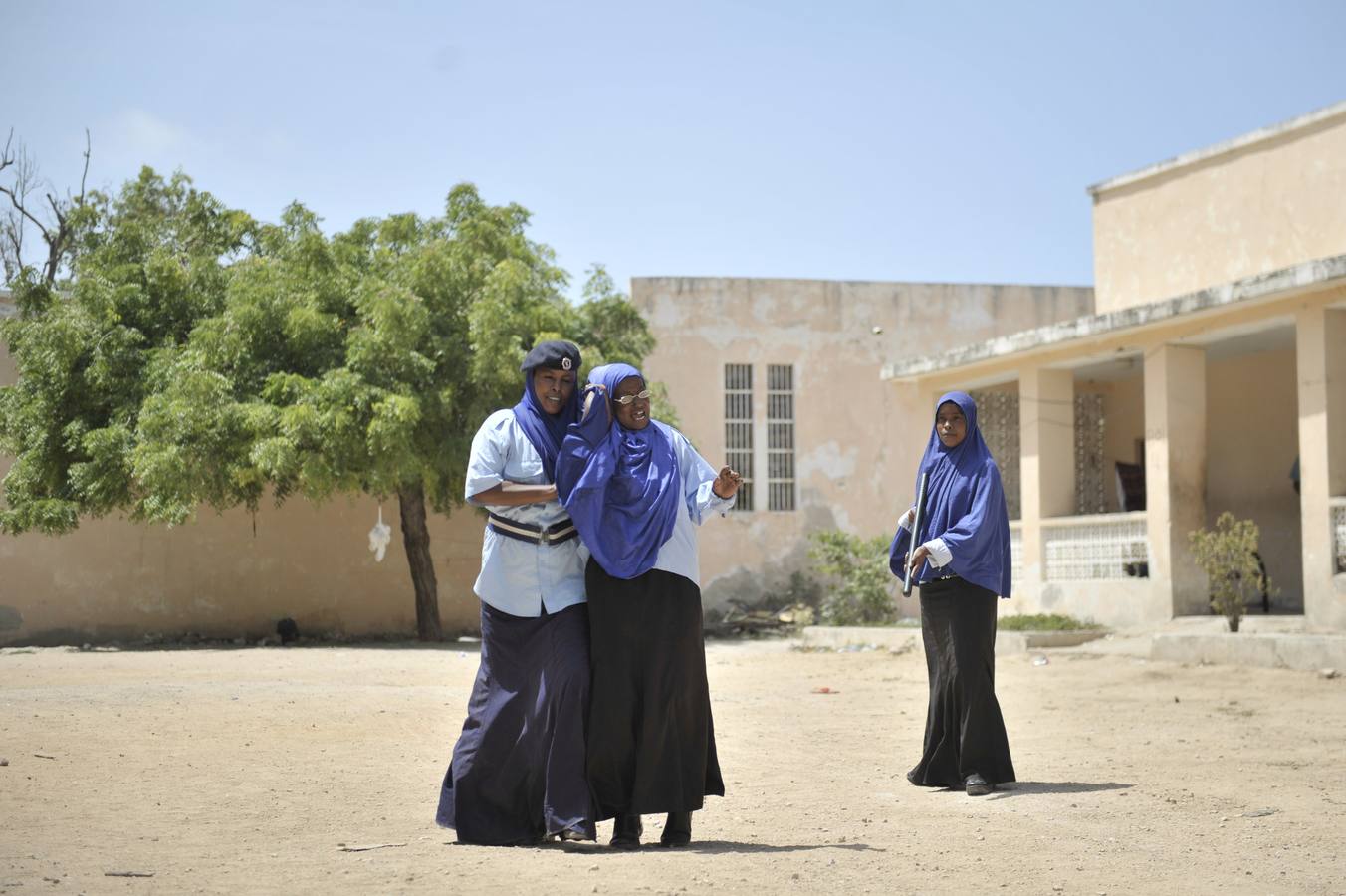 Una agente de policía de la Unión Africana durante un ejercicio de entrenamiento sobre los métodos adecuados para esposar y arrestar a una persona en la academia de policía General Kahiye, en Mogadiscio,Somalia