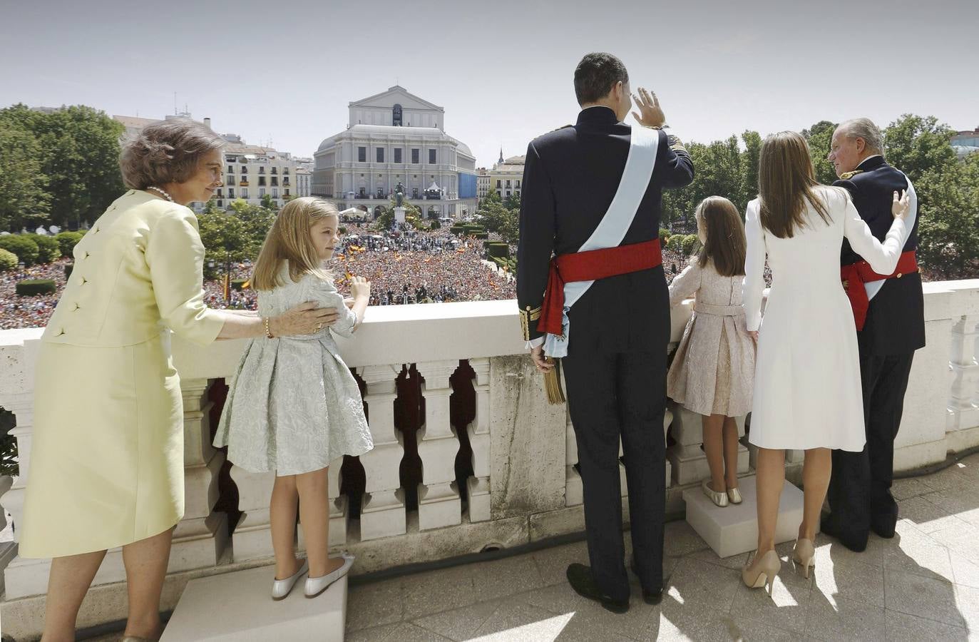 La Familia Real saluda desde el balcón del Palacio