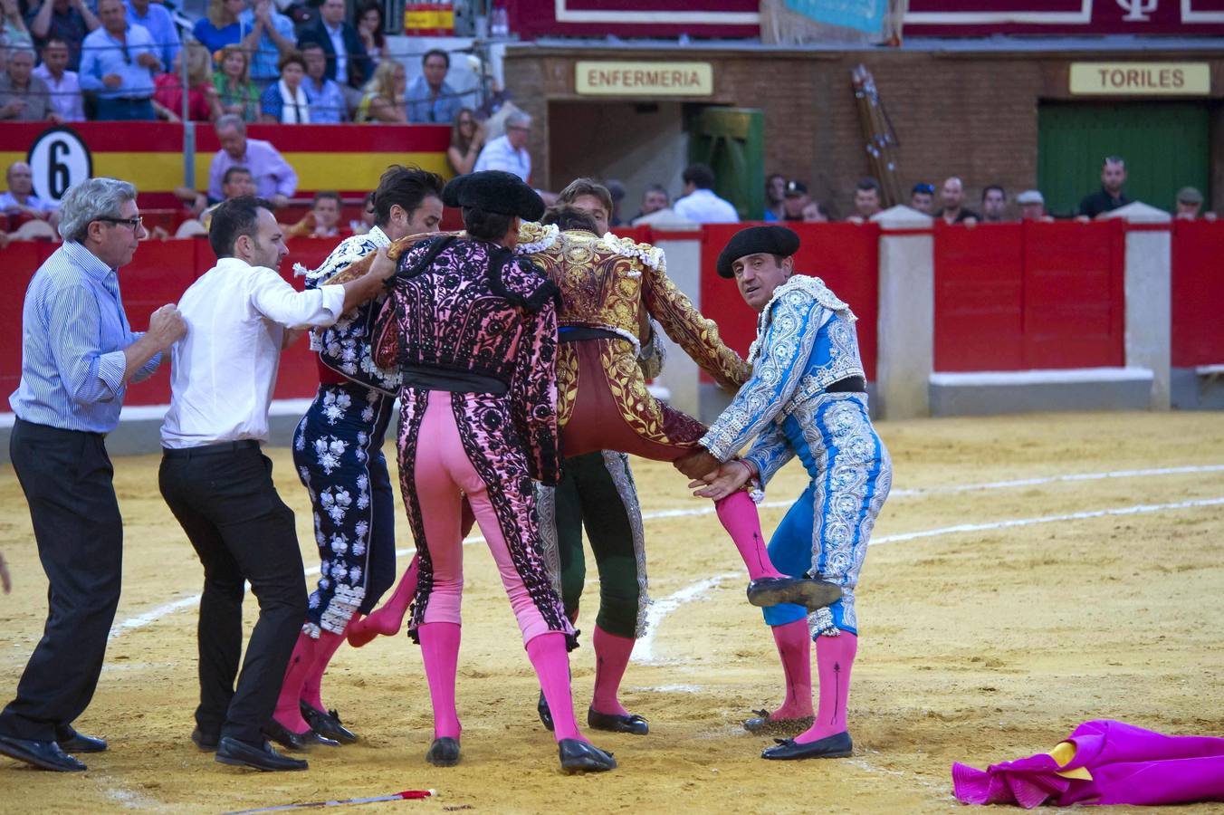 José Tomás y Cerro salieron a hombros por la Puerta Grande en Granada