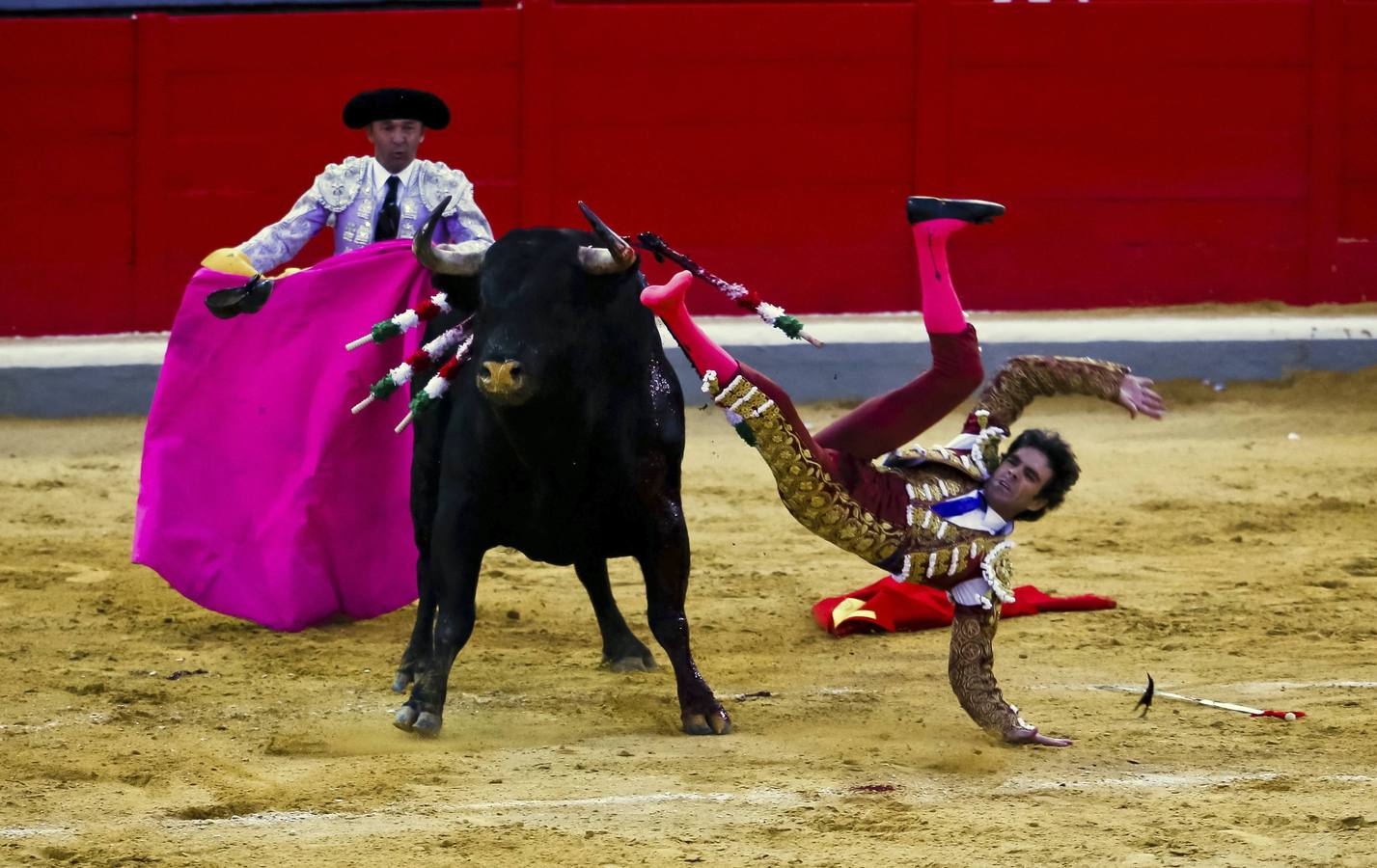 José Tomás y Cerro salieron a hombros por la Puerta Grande en Granada